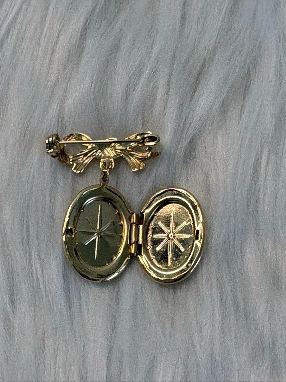 Gold Tone Bow Locket Pin - Starburst Oval Locket - Picture 3 of 4